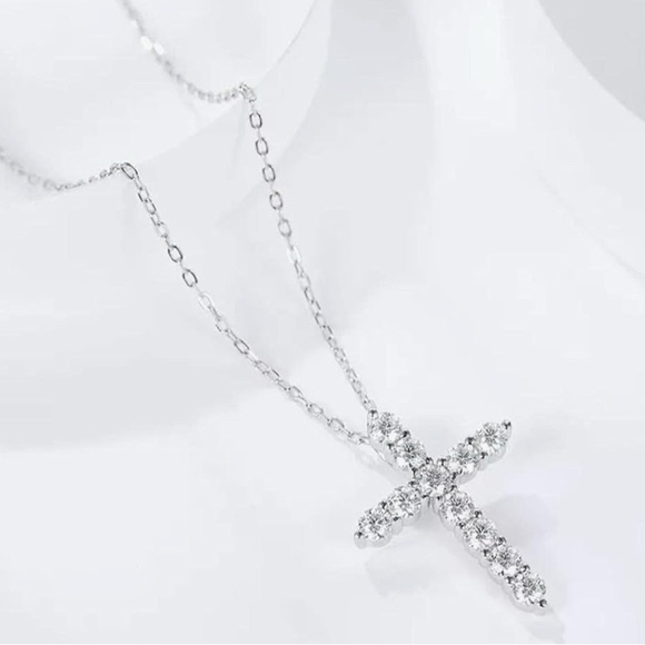 Elegant 925 Sterling Silver Cross Pendant Necklace. 925 Sterling Silver - Picture 2 of 10